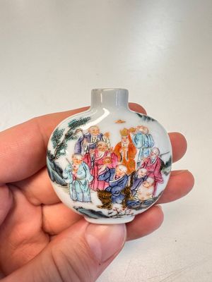 Two Chinese famille rose '18 Luohan' snuff bottles — foto 11