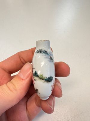 Two Chinese famille rose '18 Luohan' snuff bottles — foto 12
