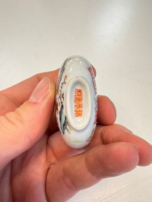 Two Chinese famille rose '18 Luohan' snuff bottles — foto 14
