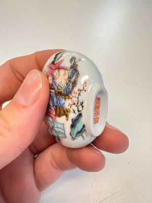 Two Chinese famille rose '18 Luohan' snuff bottles — foto 15
