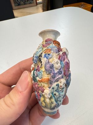 Two Chinese famille rose '18 Luohan' snuff bottles — foto 2