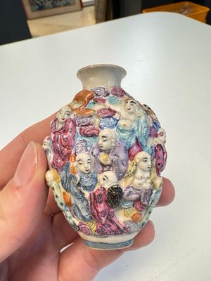Two Chinese famille rose '18 Luohan' snuff bottles — foto 3
