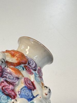 Two Chinese famille rose '18 Luohan' snuff bottles — foto 4