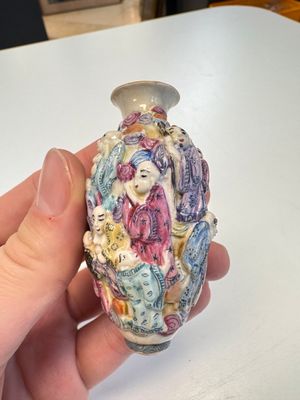 Two Chinese famille rose '18 Luohan' snuff bottles — foto 5