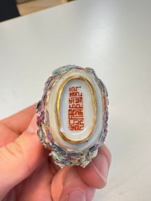 Two Chinese famille rose '18 Luohan' snuff bottles — foto 6