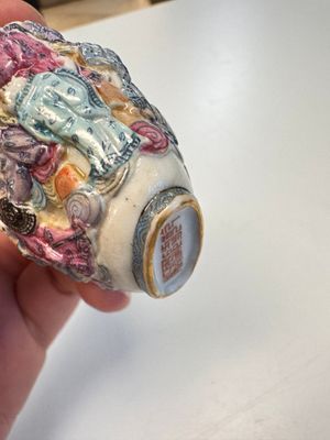 Two Chinese famille rose '18 Luohan' snuff bottles — foto 7