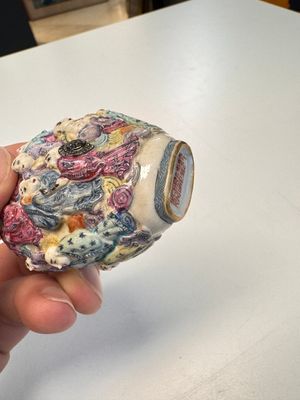 Two Chinese famille rose '18 Luohan' snuff bottles — foto 8