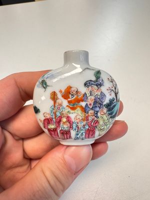 Two Chinese famille rose '18 Luohan' snuff bottles — foto 9