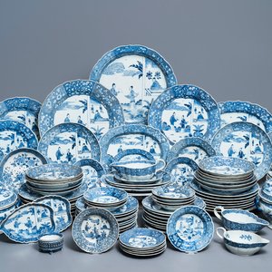 A 119-piece Chinese blue and white 'Romance of the Western chamber' dinner service, Qianlong — photo 1