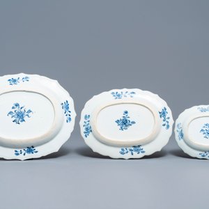 A 119-piece Chinese blue and white 'Romance of the Western chamber' dinner service, Qianlong — photo 12