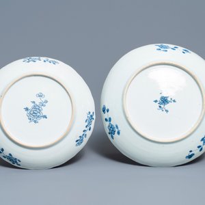 A 119-piece Chinese blue and white 'Romance of the Western chamber' dinner service, Qianlong — photo 16