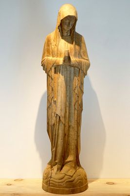 A 135 cm sculpted wood figure of Mary in art deco style, 20th C., Bruges