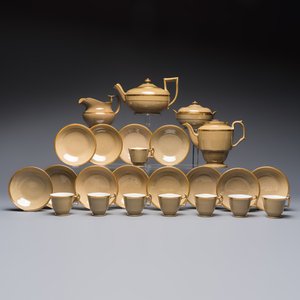 A 24-piece English Spode mocha-ground and gilt coffee and tea service, 19th C. — foto 1
