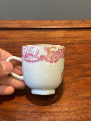 A 28-piece Chinese puce-enamelled and gilt armorial tea service with crowned monograms, Qianlong — 照片 46