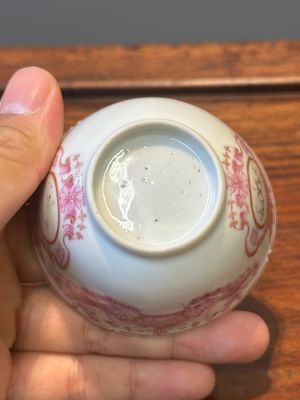 A 28-piece Chinese puce-enamelled and gilt armorial tea service with crowned monograms, Qianlong — 照片 58