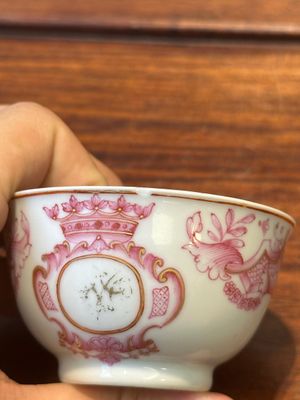 A 28-piece Chinese puce-enamelled and gilt armorial tea service with crowned monograms, Qianlong — 照片 63