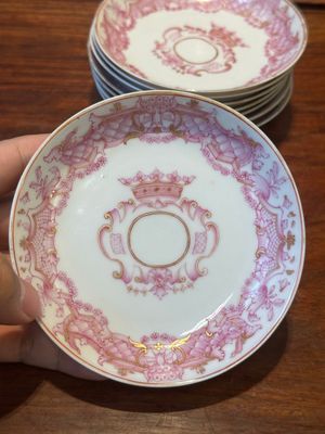 A 28-piece Chinese puce-enamelled and gilt armorial tea service with crowned monograms, Qianlong — 照片 70