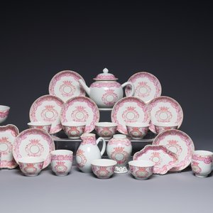 A 28-piece Chinese puce-enamelled and gilt armorial tea service with crowned monograms, Qianlong — 照片 1