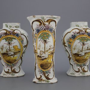A 3-piece Dutch Delft polychrome garniture with orangist scenes of a lion resting below an orange tree, 18th C. — 照片 1