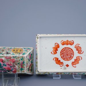 A 5-piece Chinese famille rose temple garniture with a censer on stand, 19th C. — 照片 5