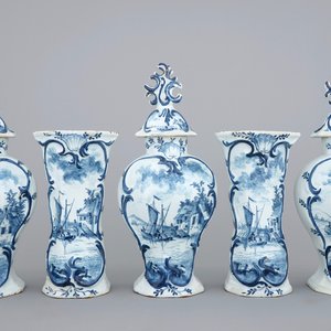 A 5-piece Dutch Delft blue and white garniture, 18th C. — 照片 1