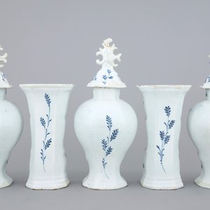 A 5-piece Dutch Delft blue and white garniture, 18th C. — 照片 2