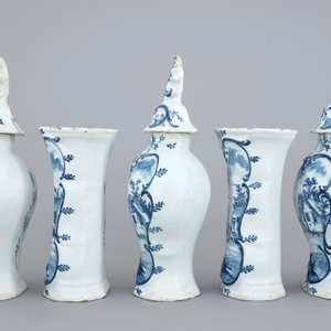 A 5-piece Dutch Delft blue and white garniture, 18th C. — 照片 4
