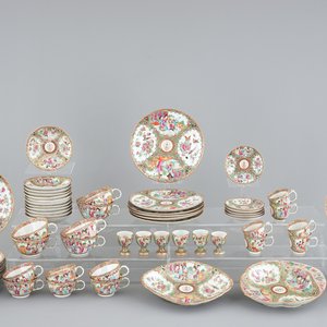 A 62-piece Chinese Canton rose medallion armorial 6-person service of big and small plates, cups and saucers, egg cups and serving trays, 19t C. — 照片 1
