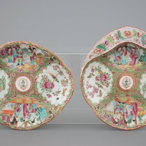 A 62-piece Chinese Canton rose medallion armorial 6-person service of big and small plates, cups and saucers, egg cups and serving trays, 19t C. — 照片 2