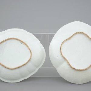 A 62-piece Chinese Canton rose medallion armorial 6-person service of big and small plates, cups and saucers, egg cups and serving trays, 19t C. — 照片 3