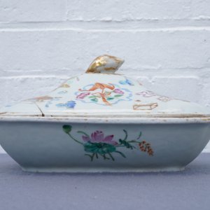 A 9-piece Chinese famille rose service with antiquities design, Jiaqing/Daoguang — 照片 20