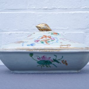 A 9-piece Chinese famille rose service with antiquities design, Jiaqing/Daoguang — 照片 21