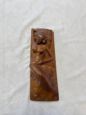 A Balinese carved wooden sculpture of a reclining lady, first half 20th C. — 照片 1