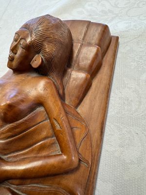 A Balinese carved wooden sculpture of a reclining lady, first half 20th C. — 照片 4