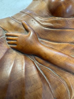 A Balinese carved wooden sculpture of a reclining lady, first half 20th C. — 照片 6