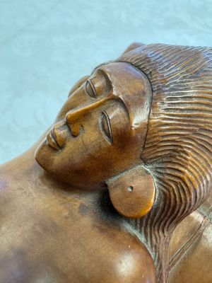 A Balinese carved wooden sculpture of a reclining lady, first half 20th C. — 照片 7