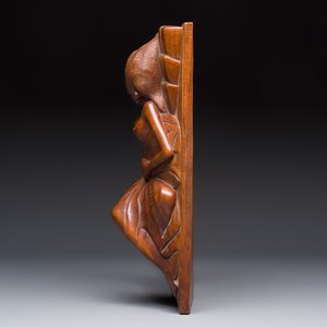 A Balinese carved wooden sculpture of a reclining lady, first half 20th C. — 照片 2