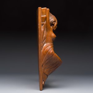 A Balinese carved wooden sculpture of a reclining lady, first half 20th C. — 照片 4
