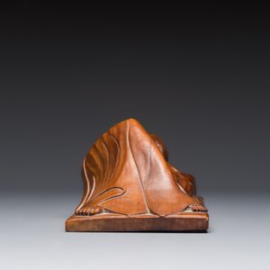 A Balinese carved wooden sculpture of a reclining lady, first half 20th C. — 照片 8