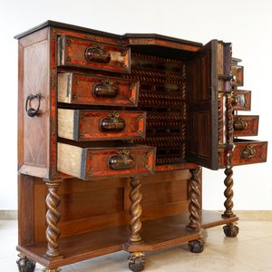 A baroque cabinet with walnut and tortoise shell veneer, partly 17/18th C. — photo 5