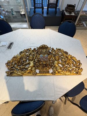 A baroque gilt carved wooden panel with an unidentified family crest, possibly Germany, 18th C. — photo 1