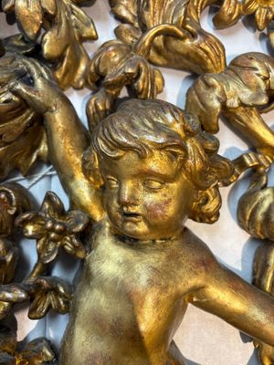 A baroque gilt carved wooden panel with an unidentified family crest, possibly Germany, 18th C. — photo 9