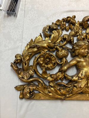 A baroque gilt carved wooden panel with an unidentified family crest, possibly Germany, 18th C. — photo 2