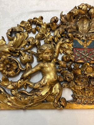 A baroque gilt carved wooden panel with an unidentified family crest, possibly Germany, 18th C. — photo 3