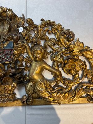 A baroque gilt carved wooden panel with an unidentified family crest, possibly Germany, 18th C. — photo 4