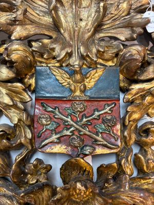 A baroque gilt carved wooden panel with an unidentified family crest, possibly Germany, 18th C. — photo 6