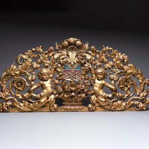 A baroque gilt carved wooden panel with an unidentified family crest, possibly Germany, 18th C. — photo 1