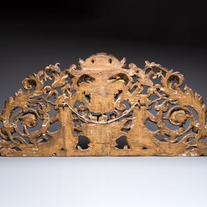 A baroque gilt carved wooden panel with an unidentified family crest, possibly Germany, 18th C. — photo 2