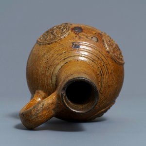 A Belgian stoneware armorial jug with CR monogram, Bouffioulx, 16/17th C. — photo 7