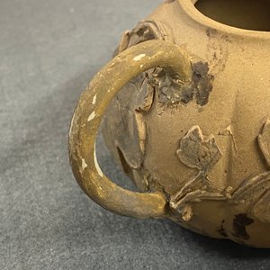 A bichrome Chinese Yixing stoneware teapot and cover with applied floral design, 19th C. — photo 12